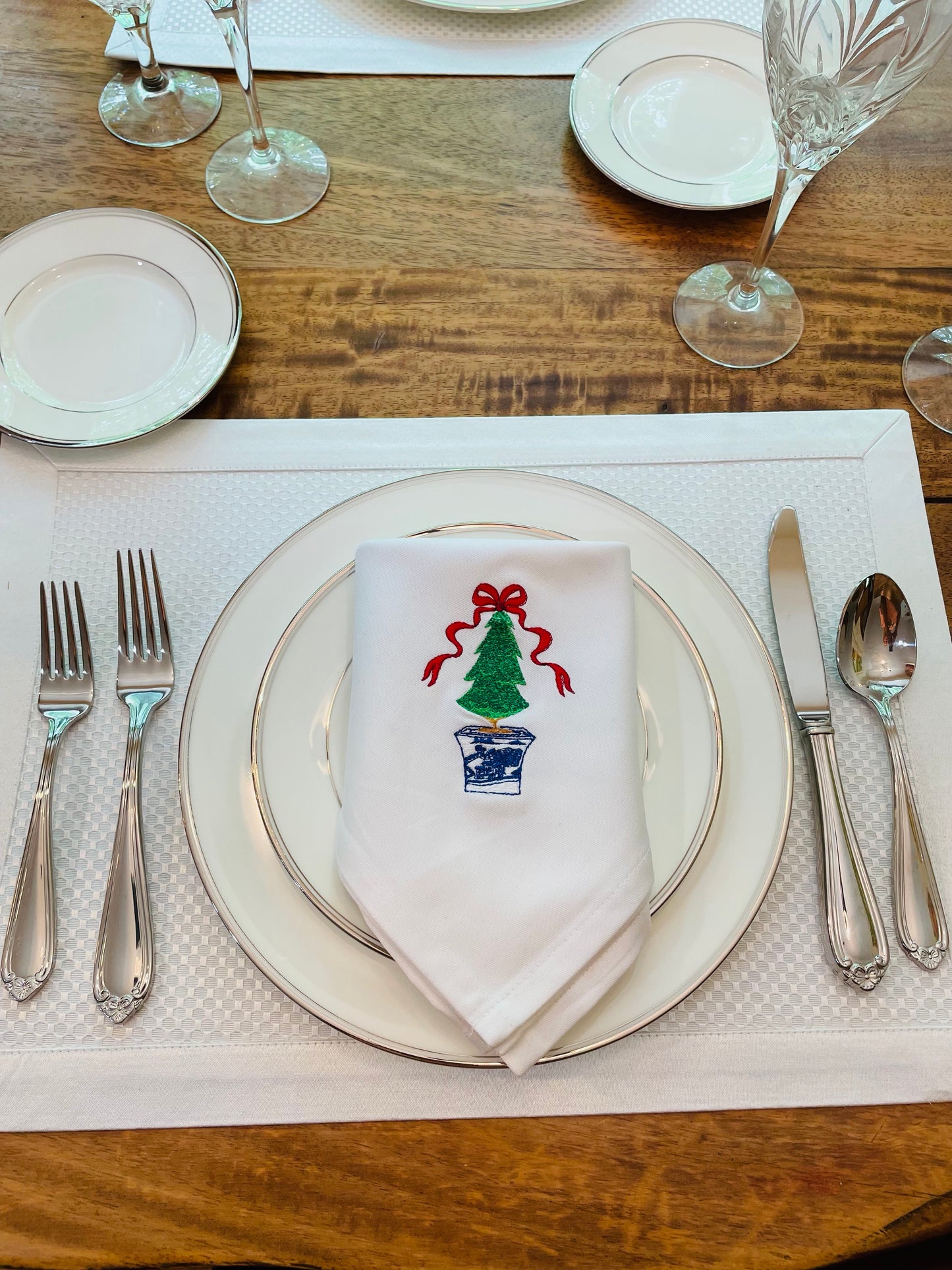 Napkin - Single - Christmas Tree w Red Bow in Chinoiserie Planter