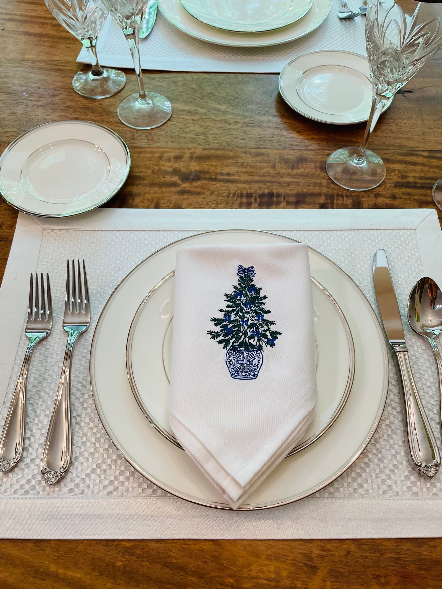 Napkin - Single - Christmas Tree w Blue Bows in Chinoiserie Planter