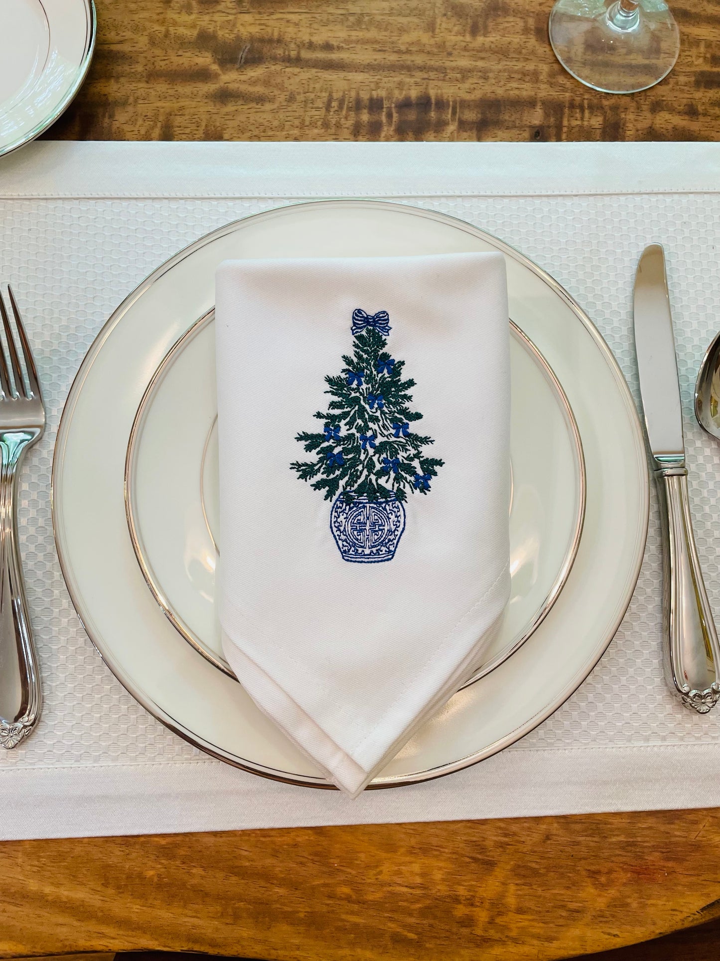 Napkin - Single - Christmas Tree w Blue Bows in Chinoiserie Planter